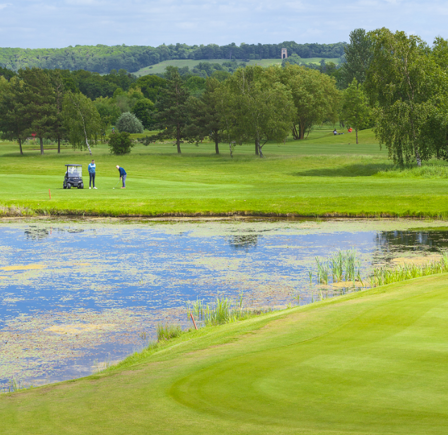 <strong>TEE OFF IN STUNNING SURROUNDINGS</strong>
